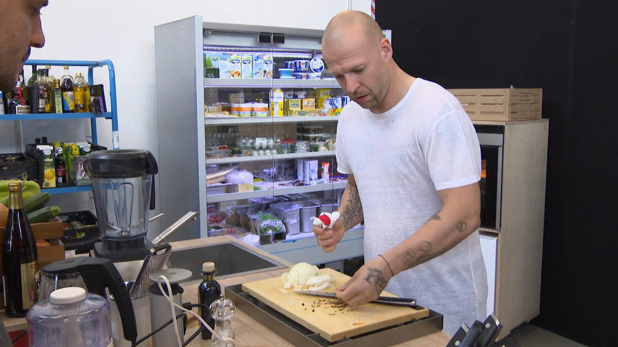 Mateo hat beim Probekochen im wahrsten Sinne Blut geleckt