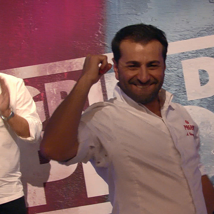 Ali Güngörmüs grillt die Promis in der ersten Show
