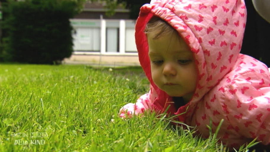 Aline lässt ihre Tochter die Wiese essen
