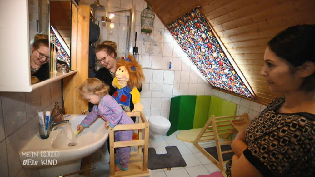Talitha erzieht ihre Tochter spielerisch