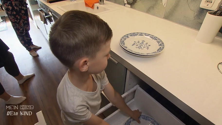 Fabian hilft in der Küche mit