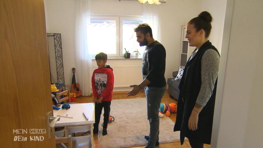 Yalcin fragt sich, warum Sam nicht in seinem Zimmer schläft