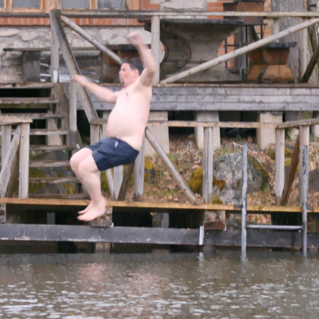 Tim Mälzer und Tim Raue genießen die Sauna