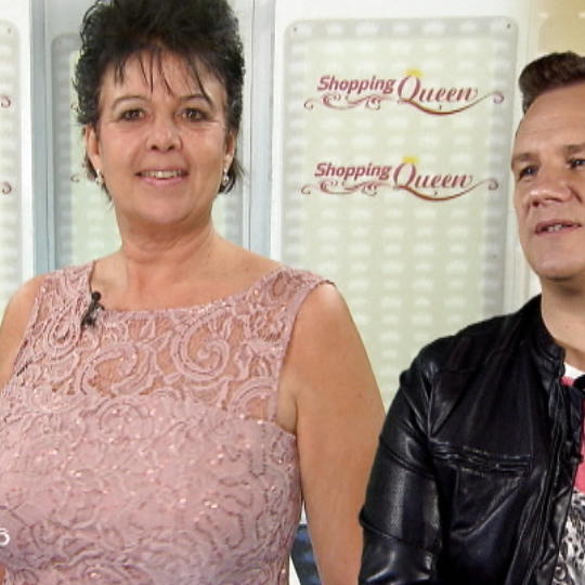 Jutta punktet im Etuikleid auf dem Catwalk