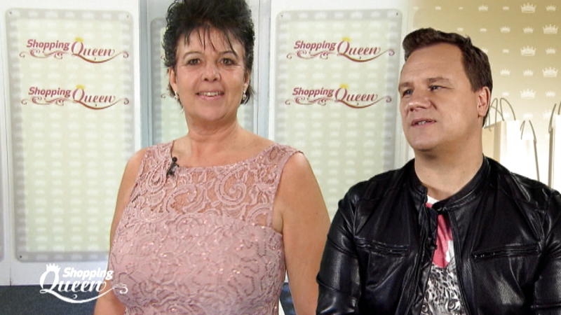 Jutta punktet im Etuikleid auf dem Catwalk