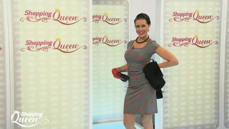Bettina im sexy Etuikleid auf dem Catwalk