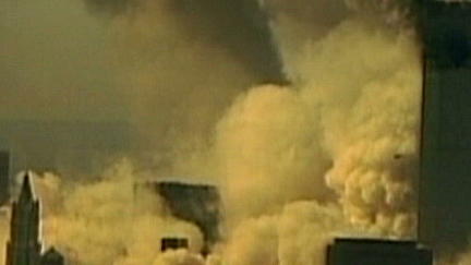 Der erste Turm des WTC stürzt ein