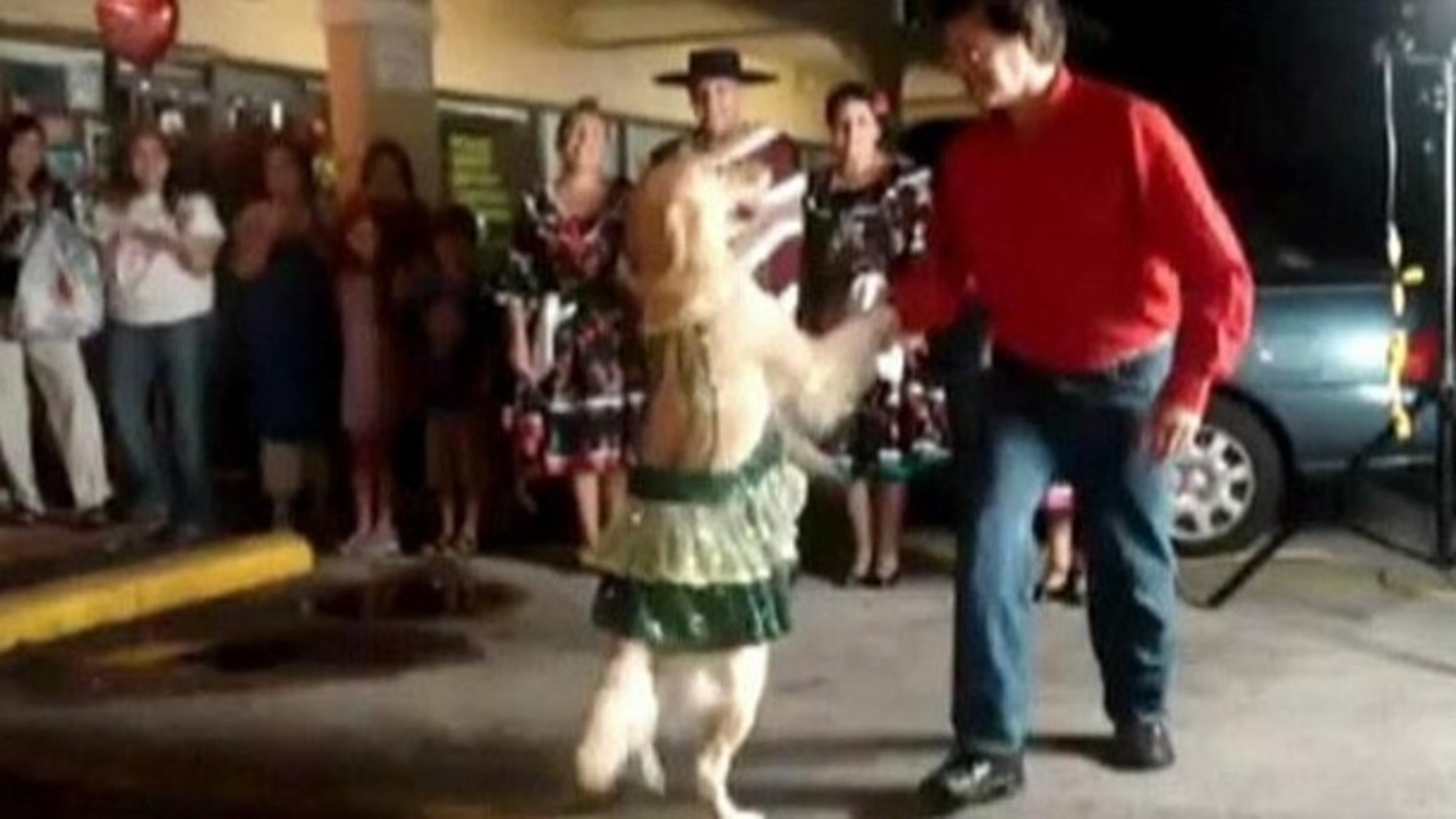 Carrie tanzt mit Herrchen Merengue