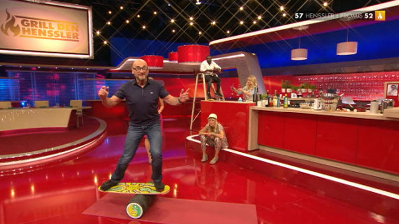 Jochen Schweizer beweist sein Können auf dem Balance-Board