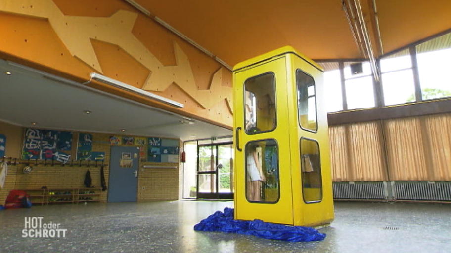 Kinder testen eine Telefonzelle
