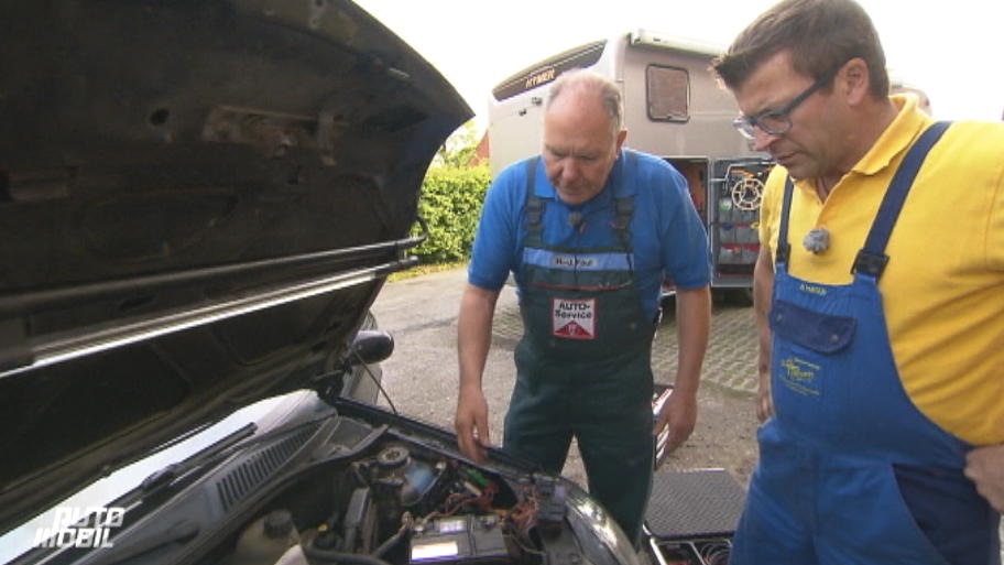 Die Autodoktoren suchen nach dem kaputten Kabel