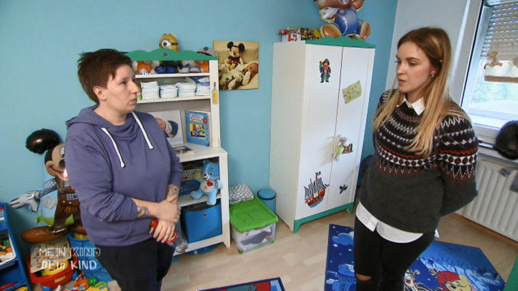 Mutter Sabrina wohnt zusammen mit einer Frau