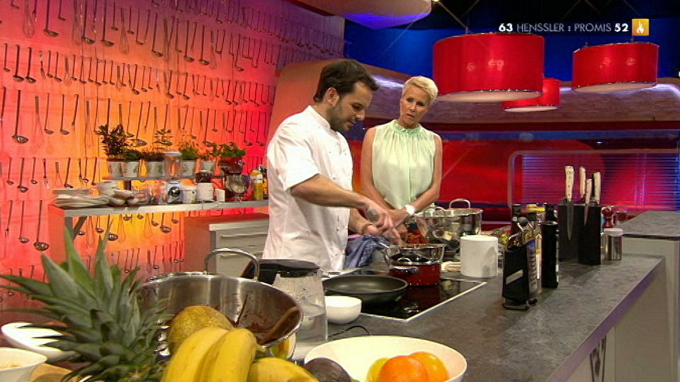 Beim veganen Dessert greift Steffen Henssler zu den Eiern