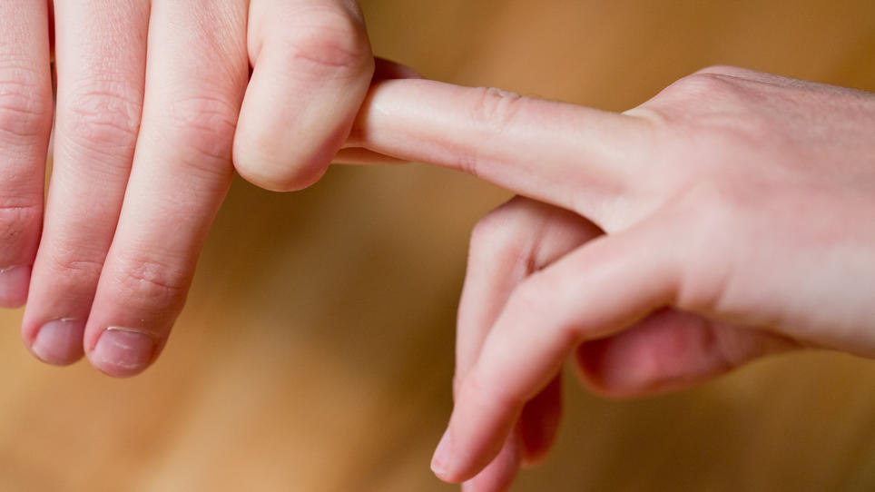 So entsteht das KnackGeräusch beim Fingerknacken So entsteht das KnackGeräusch beim Fingerknacken