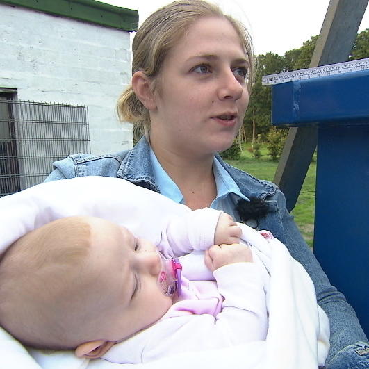 Henrik mit Lisa und Baby im Beet