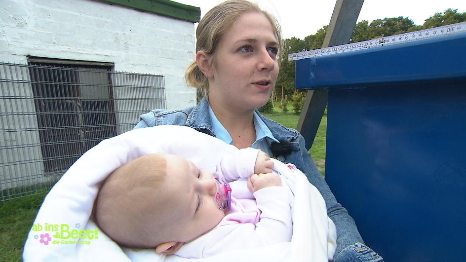Henrik mit Lisa und Baby im Beet