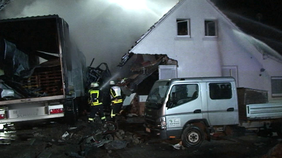 Lkw fährt in Wohnhaus