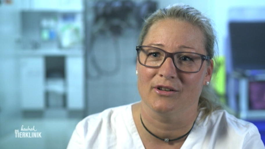 Uta Rönneburg überprüft sein bereits operiertes Knie