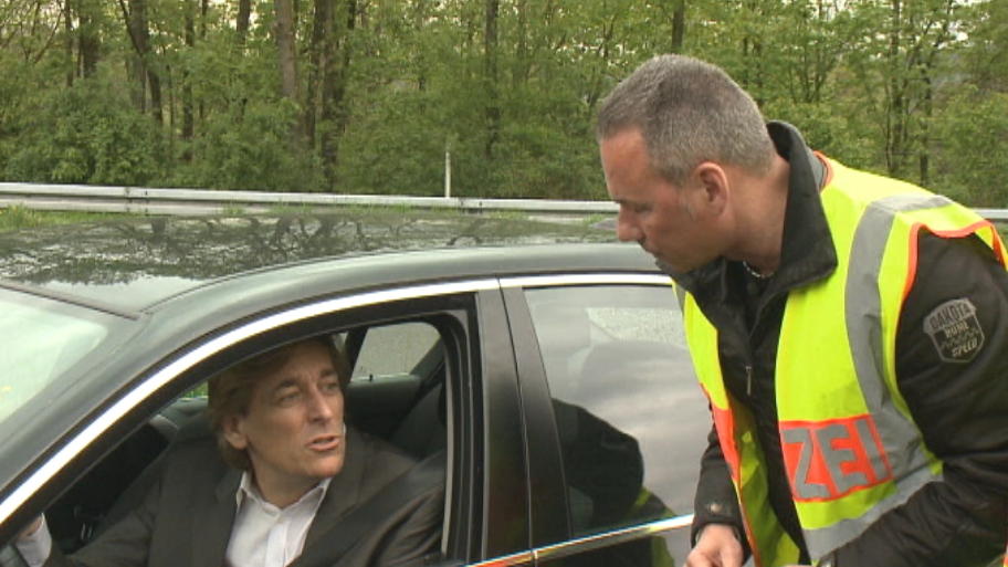 Was entsorgte der Fahrer aus dem fahrenden Wagen?