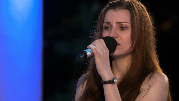 Kann sich Anna in die Liveshows singen?