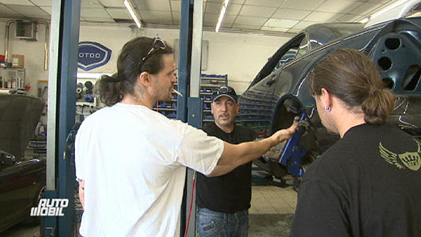 Die Tuning-Profis lakieren den Mecedes SLK knall gelb