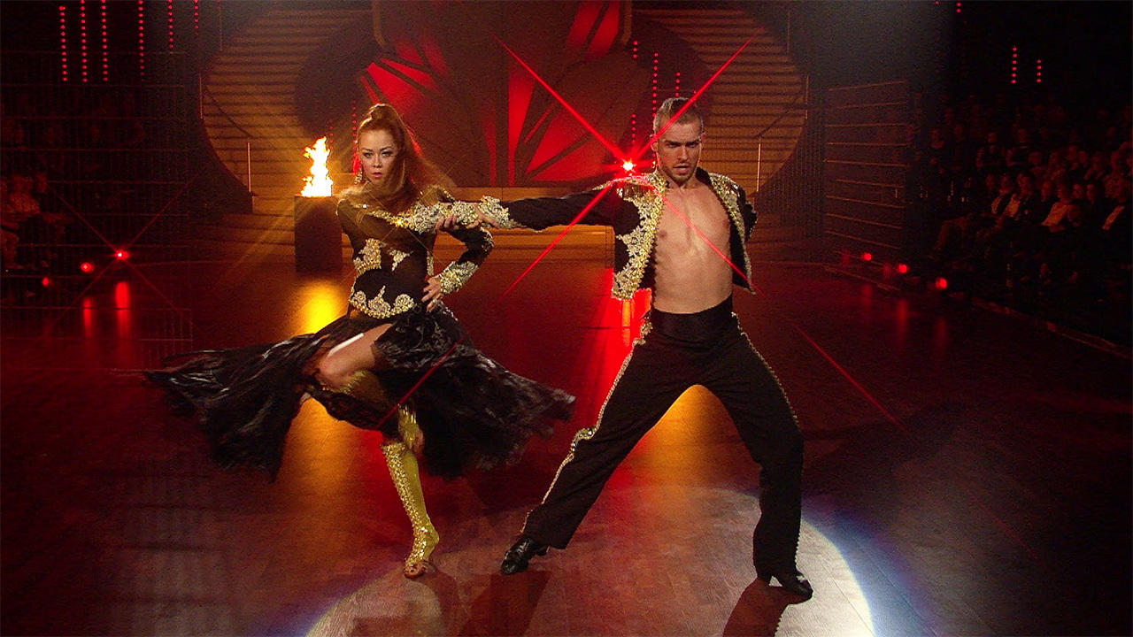 Eric Stehfest und Oana Nechiti tanzen einen Paso Doble