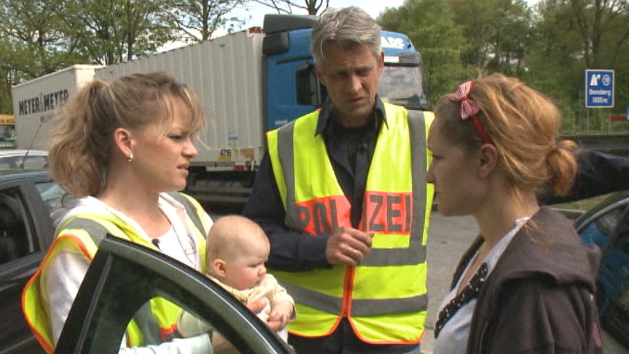 Baby im ungesicherten Wäschekorb