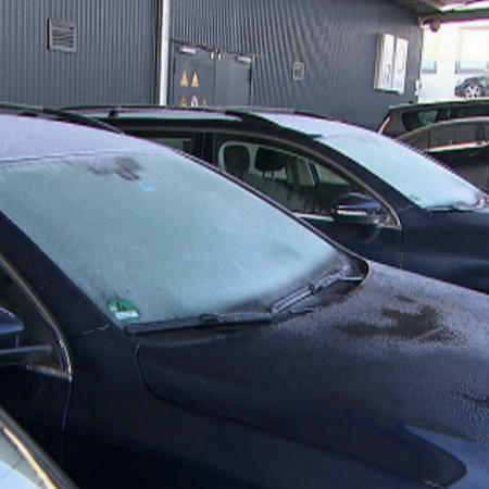 Bei Laternenparkern bleibt das Eiskratzen nicht aus
