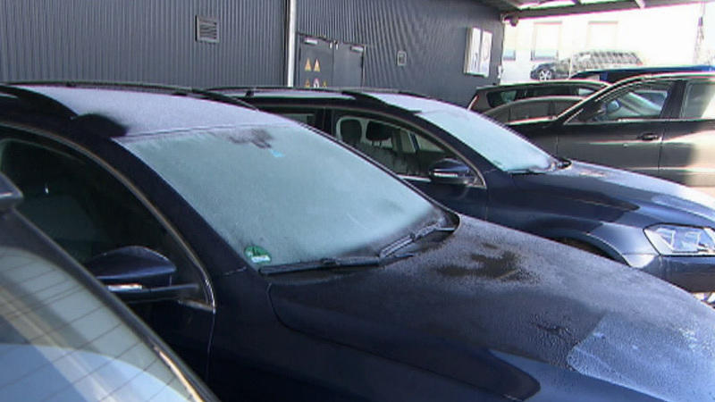 Bei Laternenparkern bleibt das Eiskratzen nicht aus