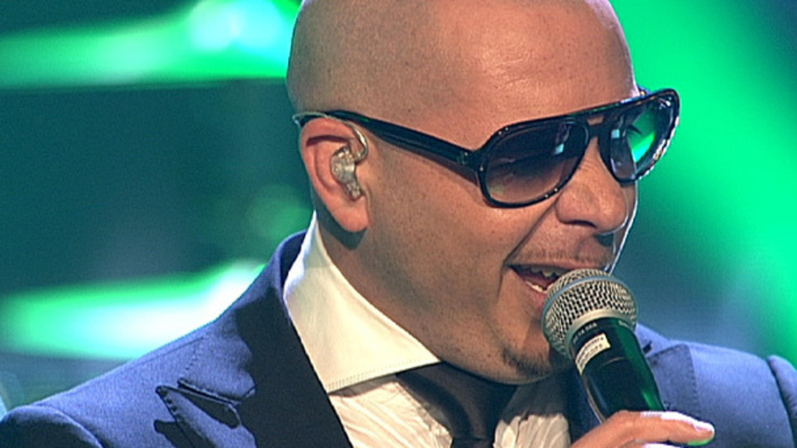Showact: US-Rapper Pitbull singt "Rain Over Me"
