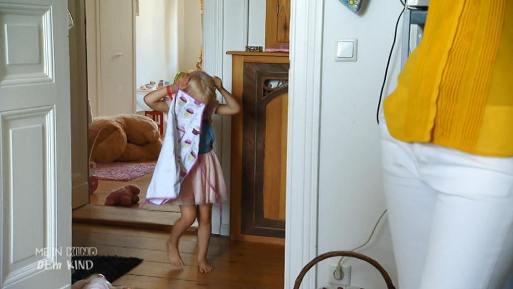 Tina lässt ihre Kinder alleine mit dem Rad fahren