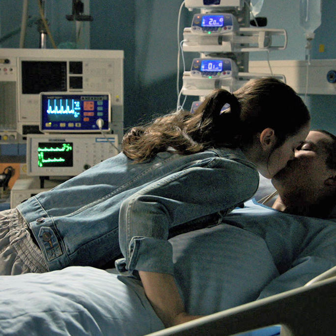 Ein inniger Moment zwischen Emma und Leo