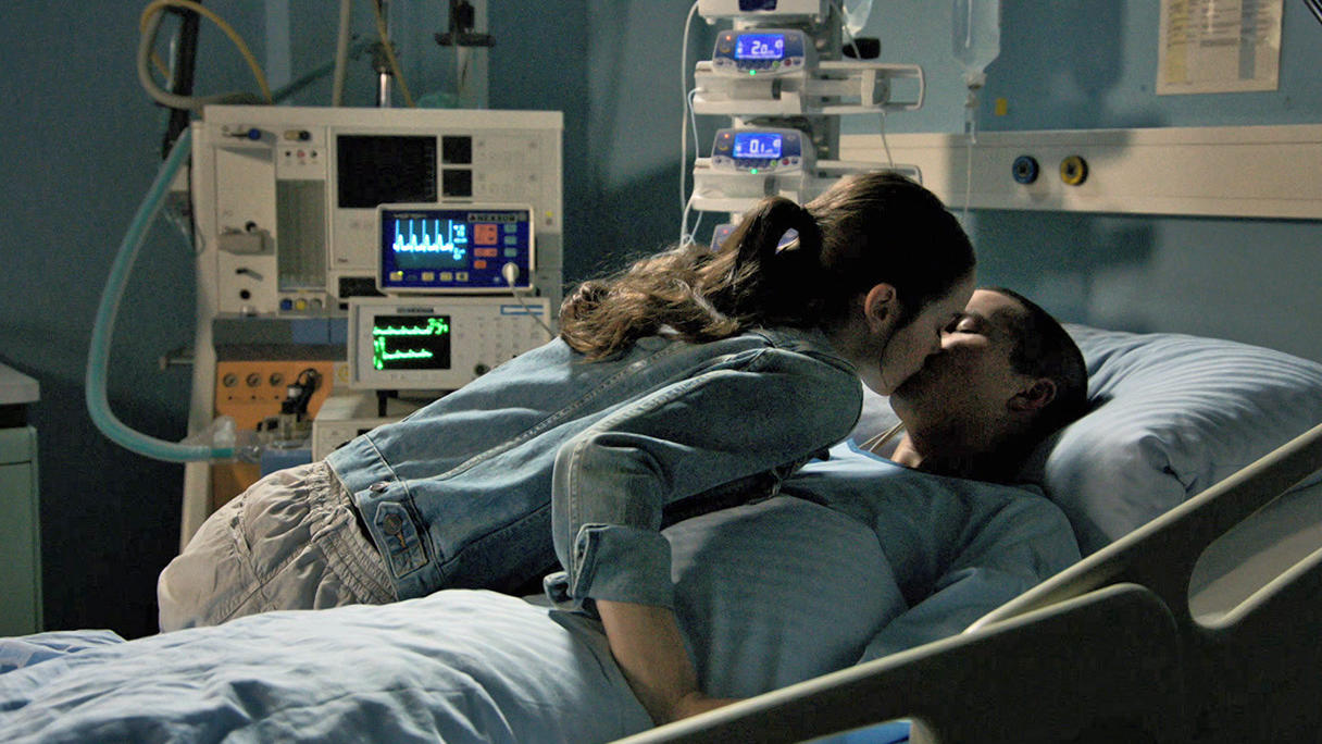 Ein inniger Moment zwischen Emma und Leo