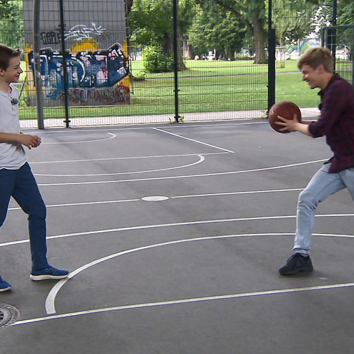 Nick zeigt Timur seine Basketball-Skills