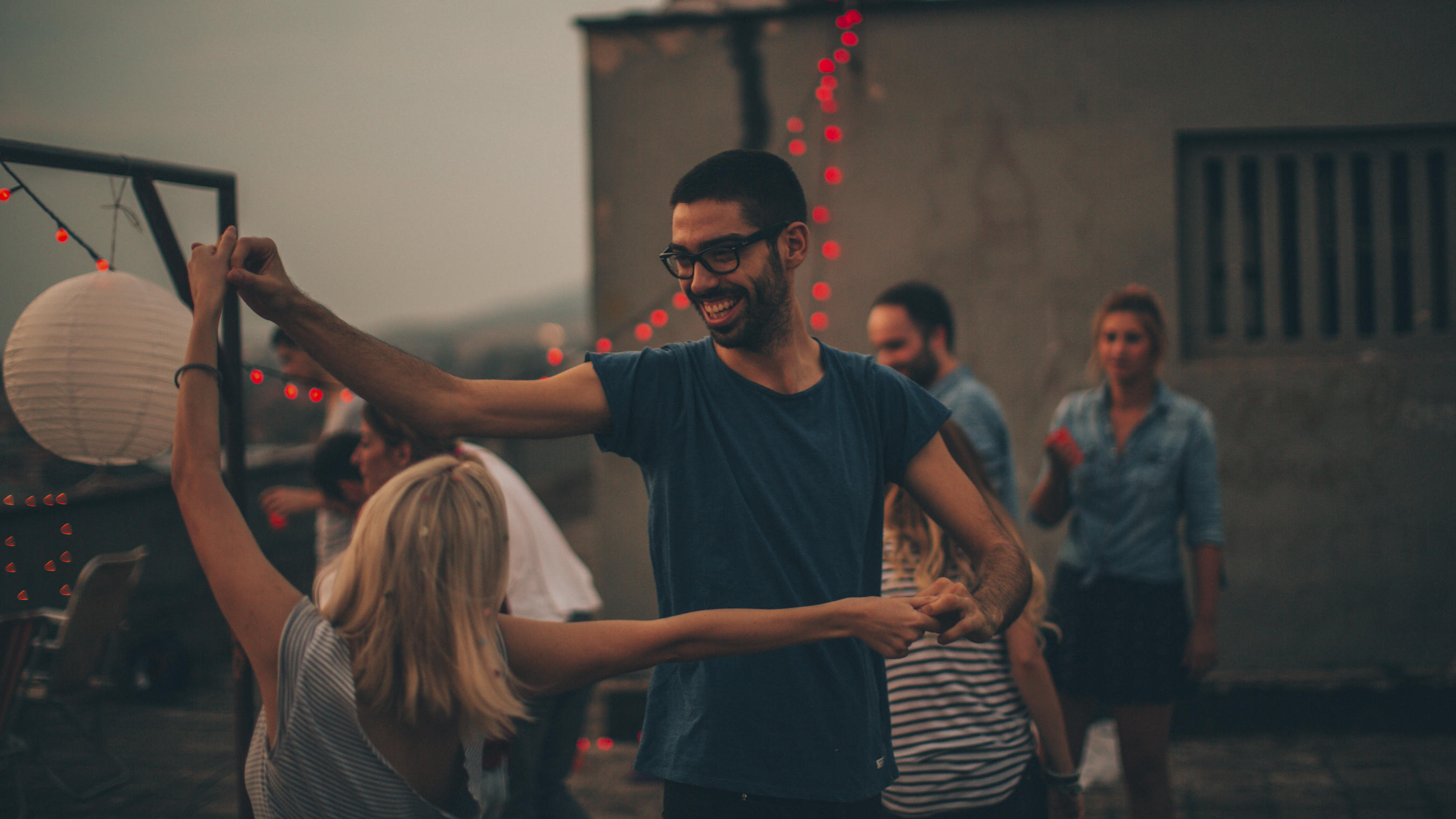 So verrät seine Körpersprache, ob er in dich verliebt ist