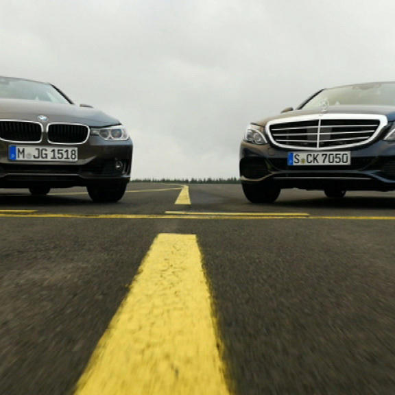 Mercedes C200 und BMW 320i im Duell