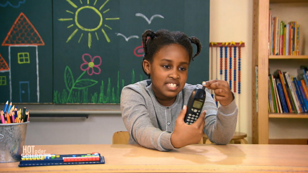 Kinder testen altes Nokia Handy