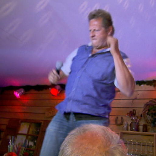 Jens gibt sein Debüt als Partysänger