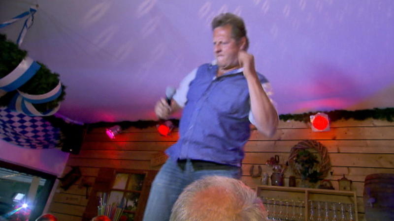 Jens gibt sein Debüt als Partysänger