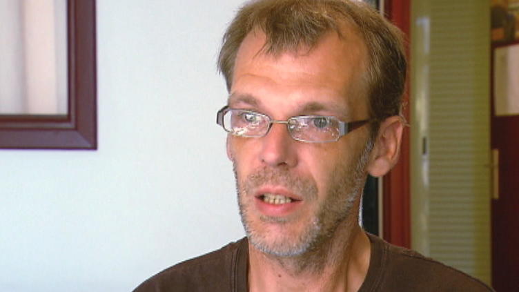 Nageldesigner Jörg muss Klinken putzen