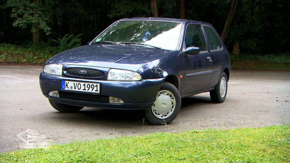 Altersschwacher rostiger Ford Fiesta im Angebot