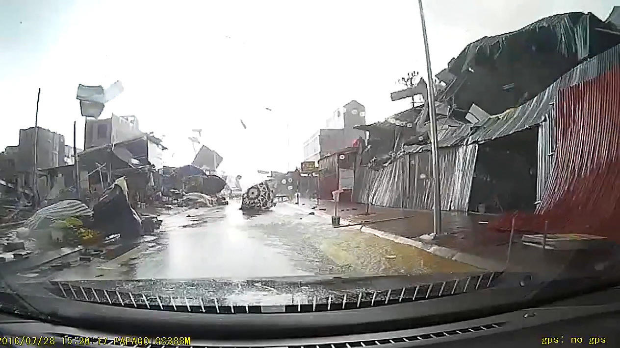 Vietnam: Gewaltige Fallböe reißt alles mit