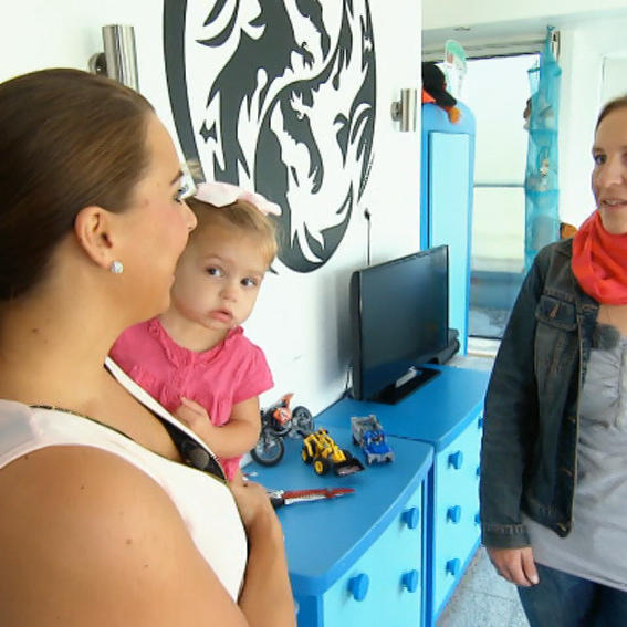 Virginias Kinder sortieren die Spielsachen nach Farben