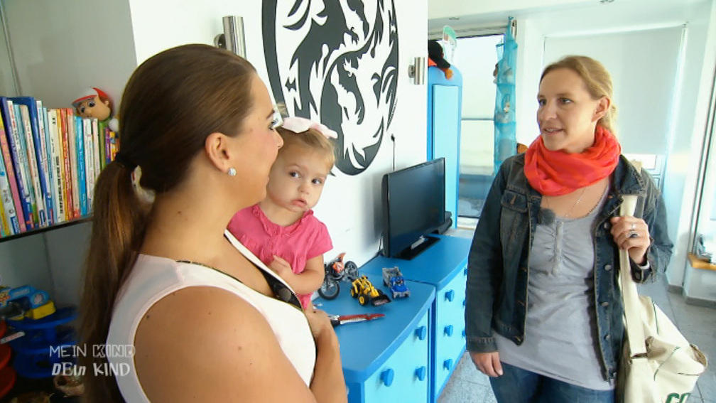 Virginias Kinder sortieren die Spielsachen nach Farben
