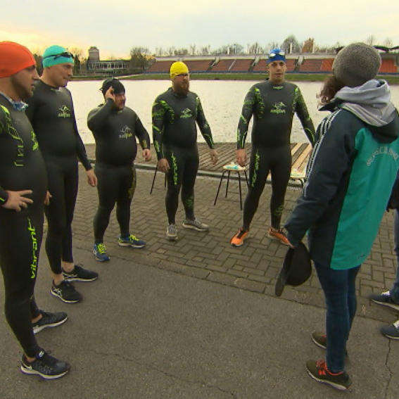 Die Männer müssen erstmals draußen schwimmen