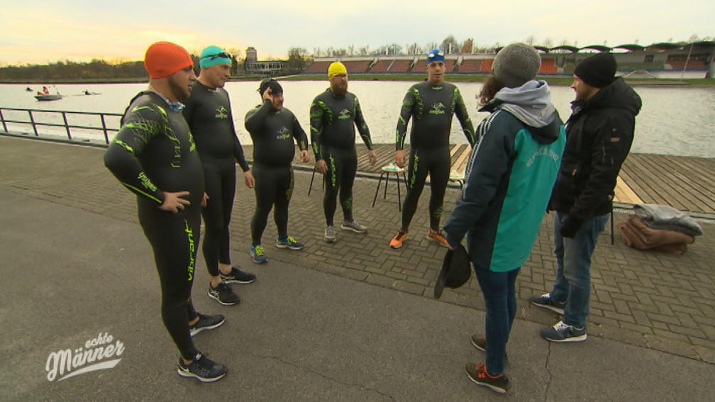 Die Männer müssen erstmals draußen schwimmen