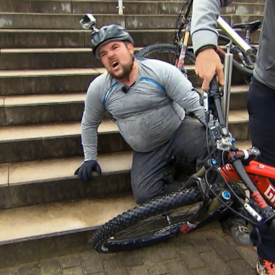 Michael verletzt sich beim Mountainbike-Training