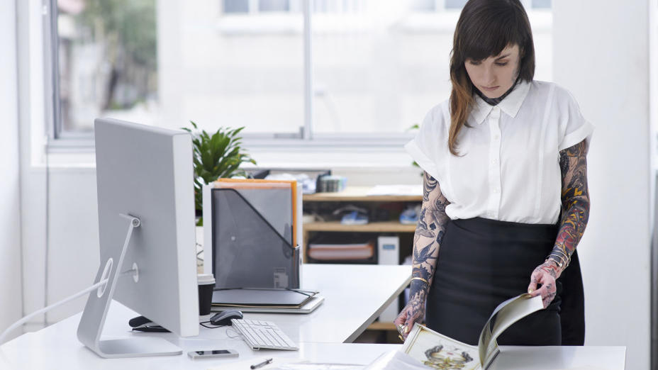 Tattoos am Arbeitsplatz: So sieht's rechtlich aus