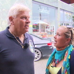 Rebecca Kratz spielt mit dem Feuer