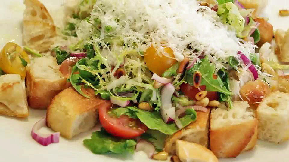 Leckerer 4-Minuten-Brotsalat